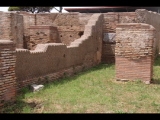 08163 ostia - regio v - via della fortuna della annonaria - edificio (v,iv,2) - 3. raum von westen - bli ri nordwesten - 06-2024.jpg